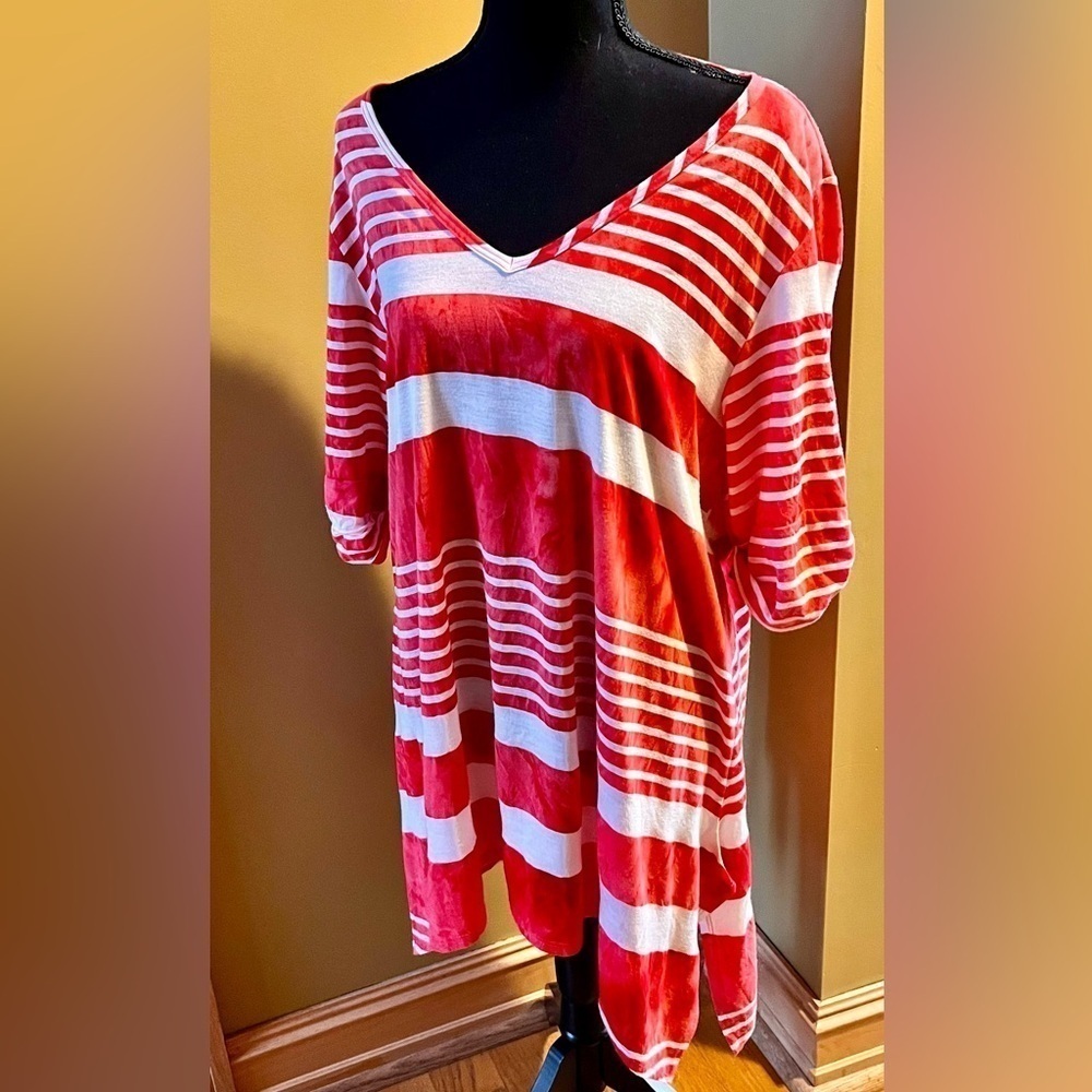New Directions 2X Red White Tie Dye Striped V-Neck Tunic Top Sharkbite Hem Plus